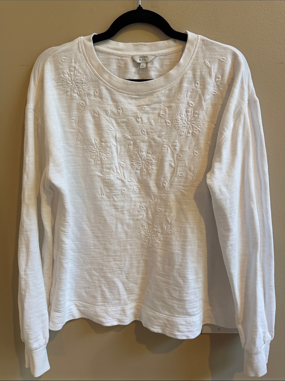 crown & ivy White Floral Embroidered Crewneck Sweatshirt